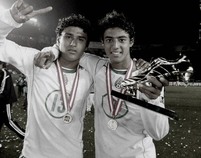 Édgar Andrade y Carlos Vela, campeones con México en 2005