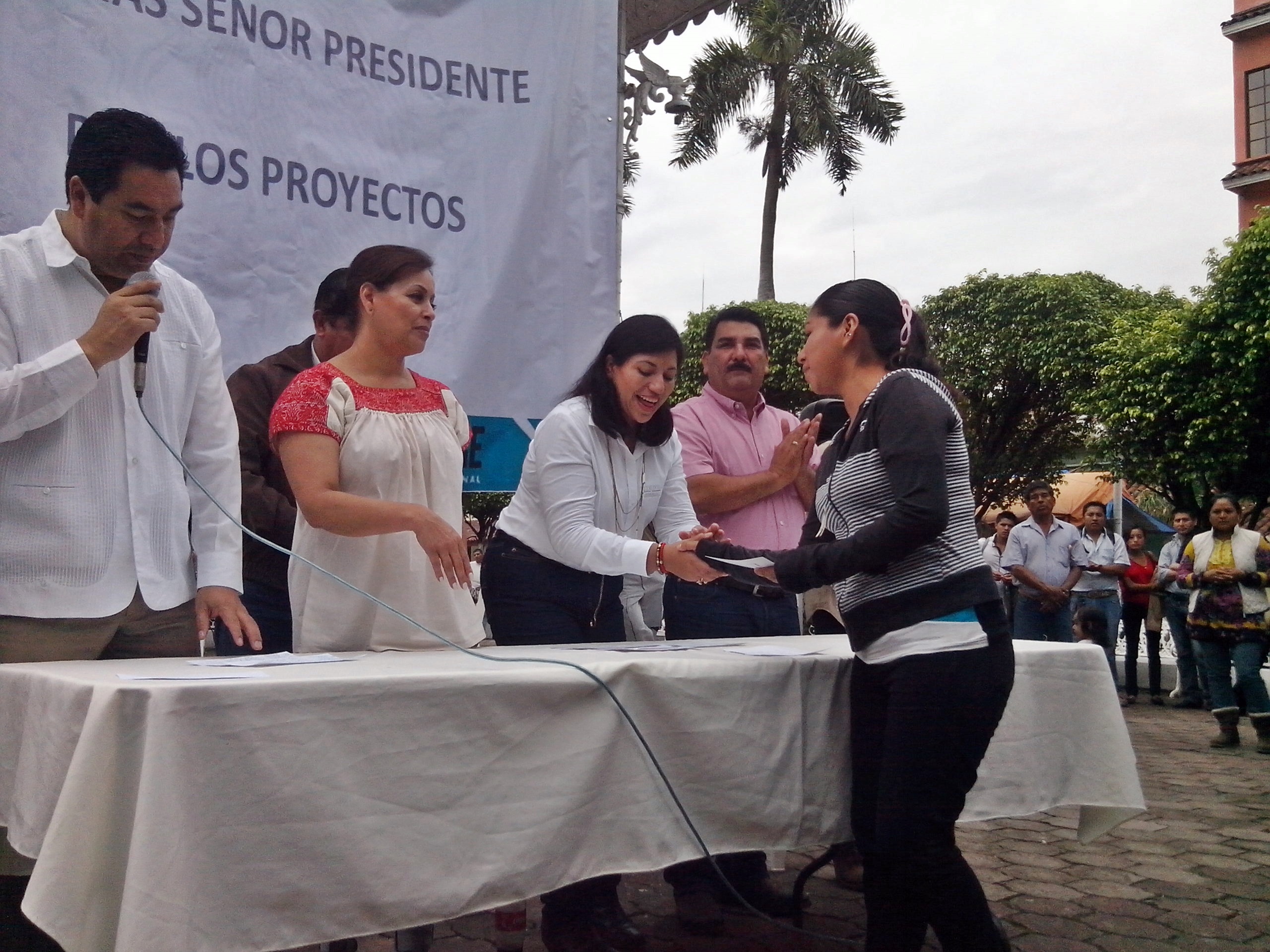 Entrega del Programa Opciones Productivas de la Sedesol para 15 proyectos.