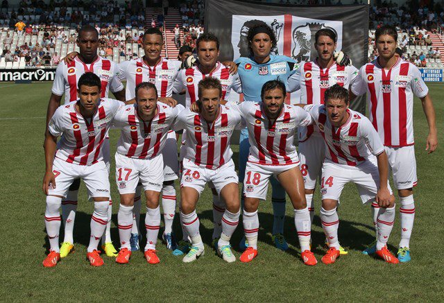Guillermo Ochoa posa con su equipo