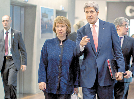 La jefa de la diplomacia europea, Catherine Ashton, acompaña al secretario de Estado de la Unión Americana, John Kerry, ayer en Ginebra.