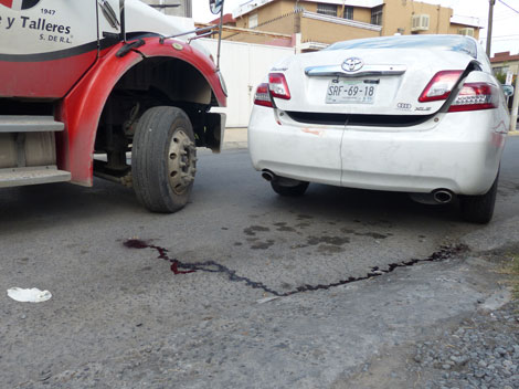 Los vecinos se percataron que el vehículo estaba manchado de sangre.