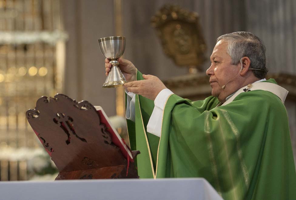 El arzobispo Víctor Sánchez ofició la tradicional misa en la Catedral poblana.