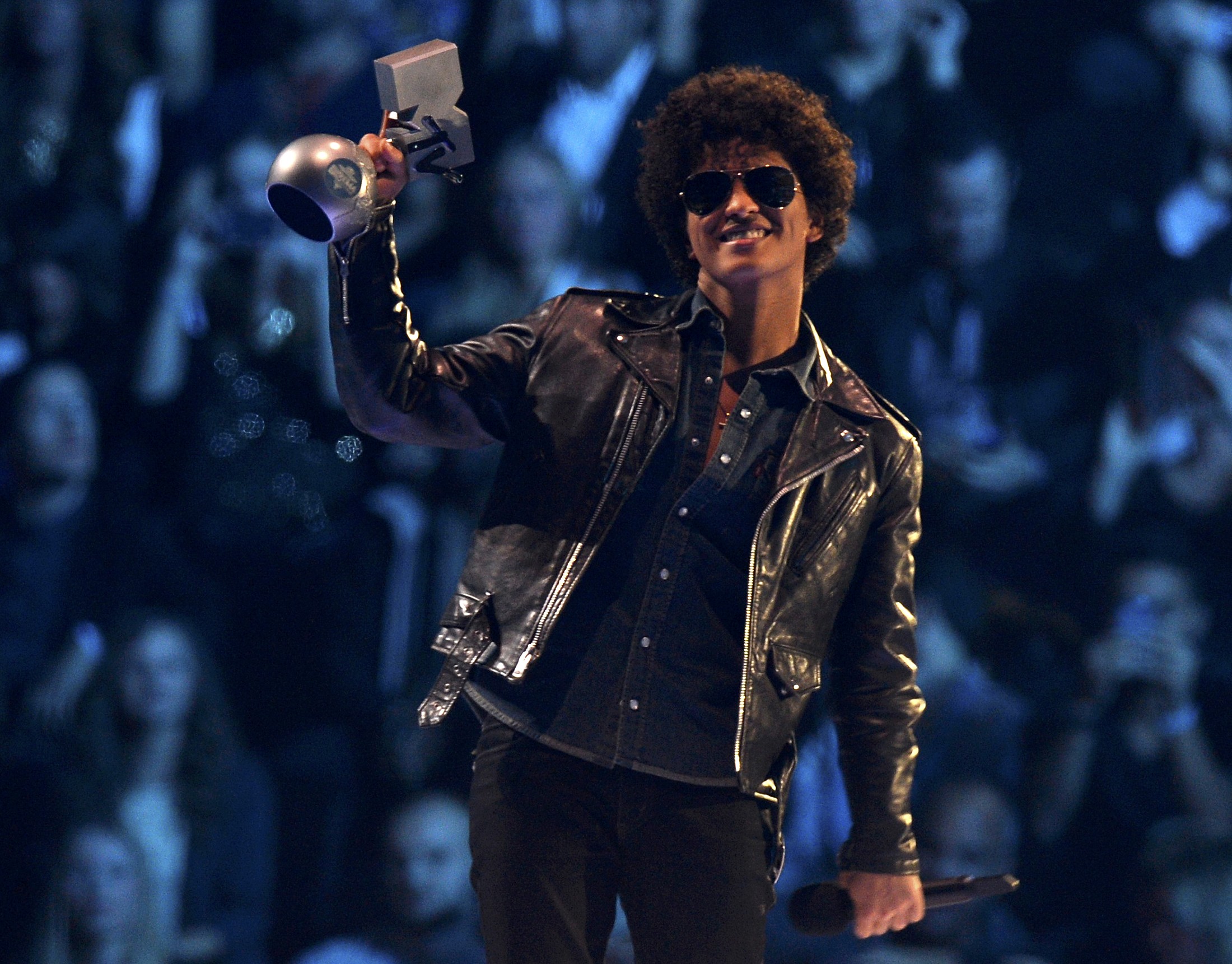 Bruno Mars fue le primer ganador de la noche. 