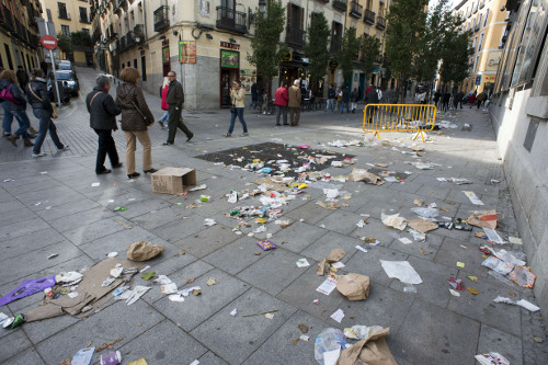 Calles de Madrid se llenan de basura por huelga de barrenderos- Grupo ...