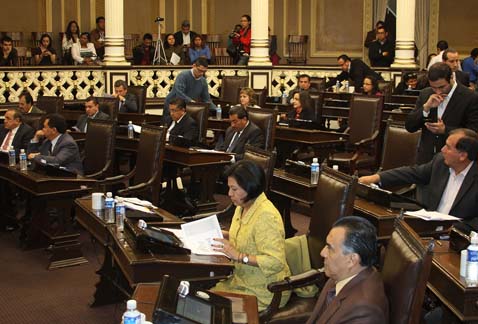 Algunos de los diputados locales han utilizado su puesto para colocar a gente cercana a ellos, como familiares, en el Poder Legislativo.