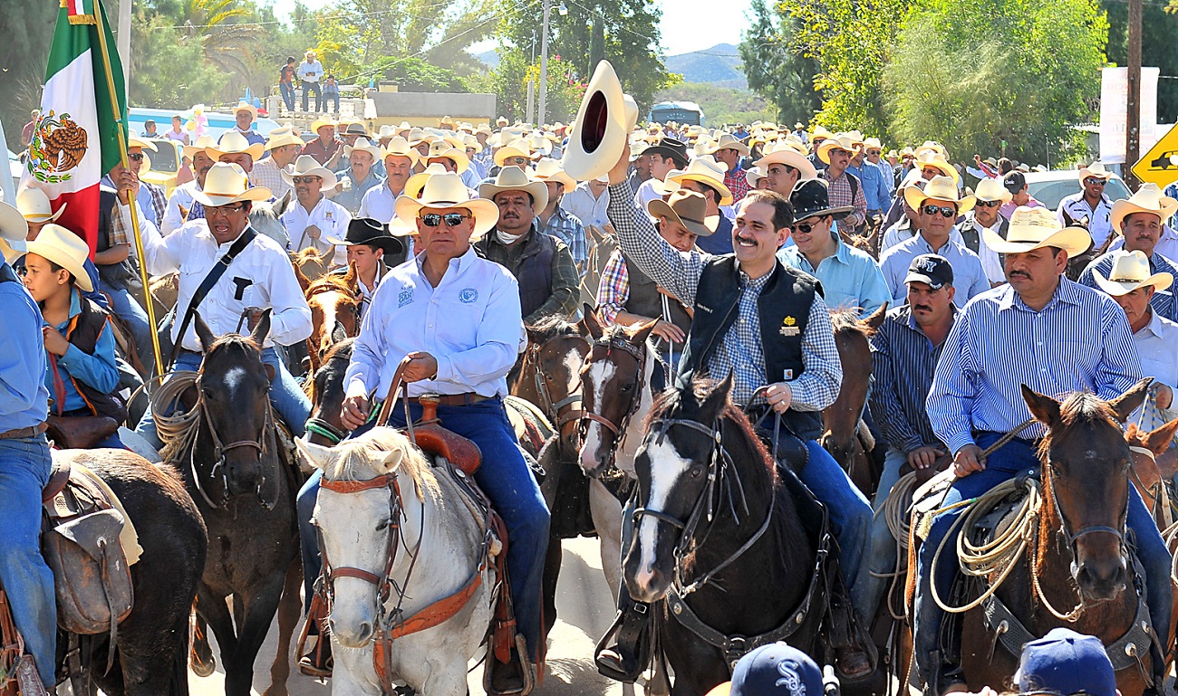 El gobernador, Guillermo Padrés, encabezó a 500 jinetes en una cabalgata por el Río Sonora.