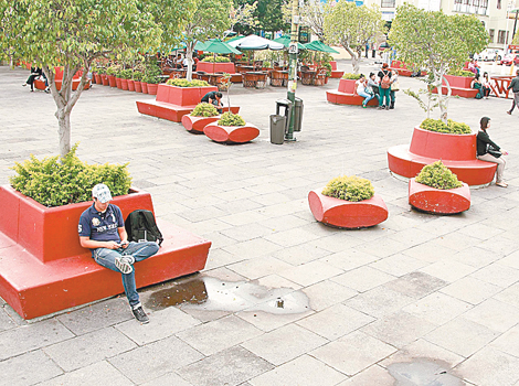 Los usuarios de la red gratuita se concentran en las plazas. 
