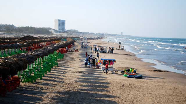 A pesar de mala fama para Tamaulipas, turismo sigue llegando a las playas. 