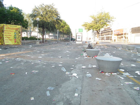 Mucha basura quedó en la explanada.