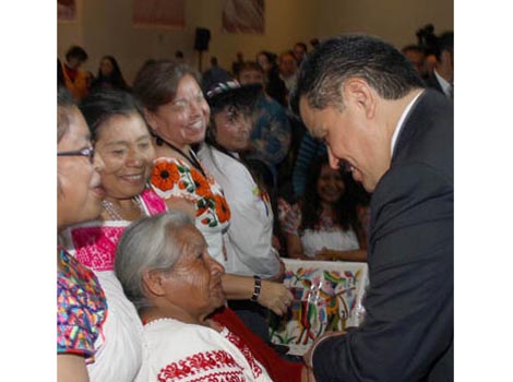 El gobernador, con las etnias.