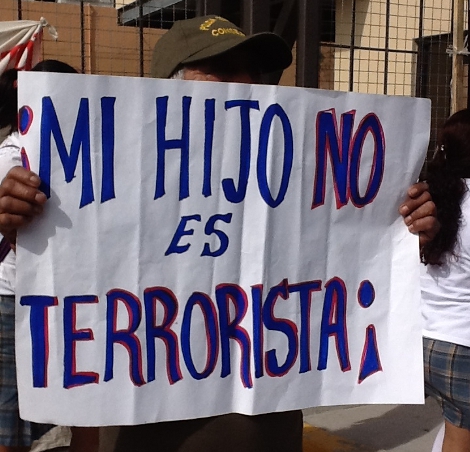 Algunos de los participantes en la marcha mostraron pancartas con leyendas "Si promover la organización y la seguridad de los pueblos es ser terrorist