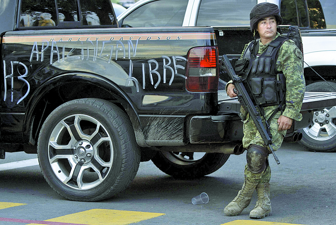 Personal militar tomó el control en Apatzingán desde la semana pasada.