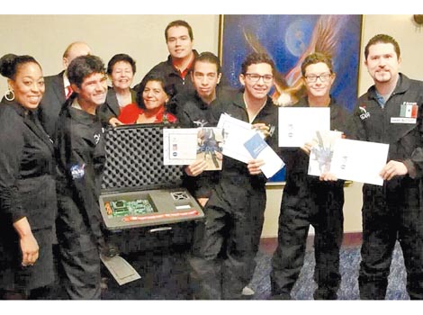 Los triunfadores en el concurso del International Air and Space Program 2013.