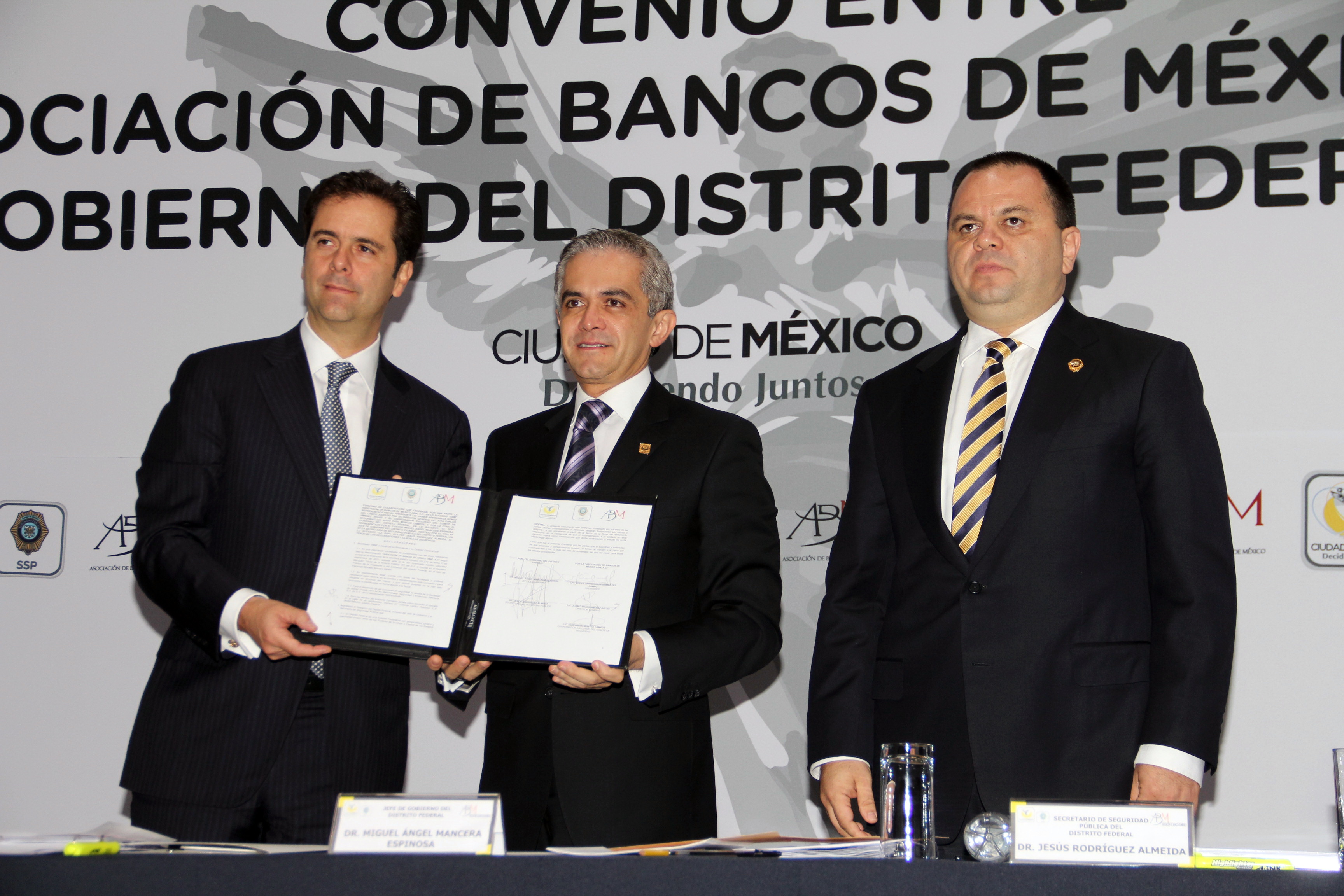 Durante la firma de Convenio de Colaboración entre el GDF y la Asociación de Bancos de México 