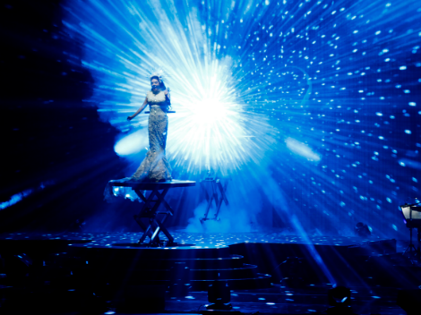 La cantante inglesa sorprendió con un espectáculo de luces.