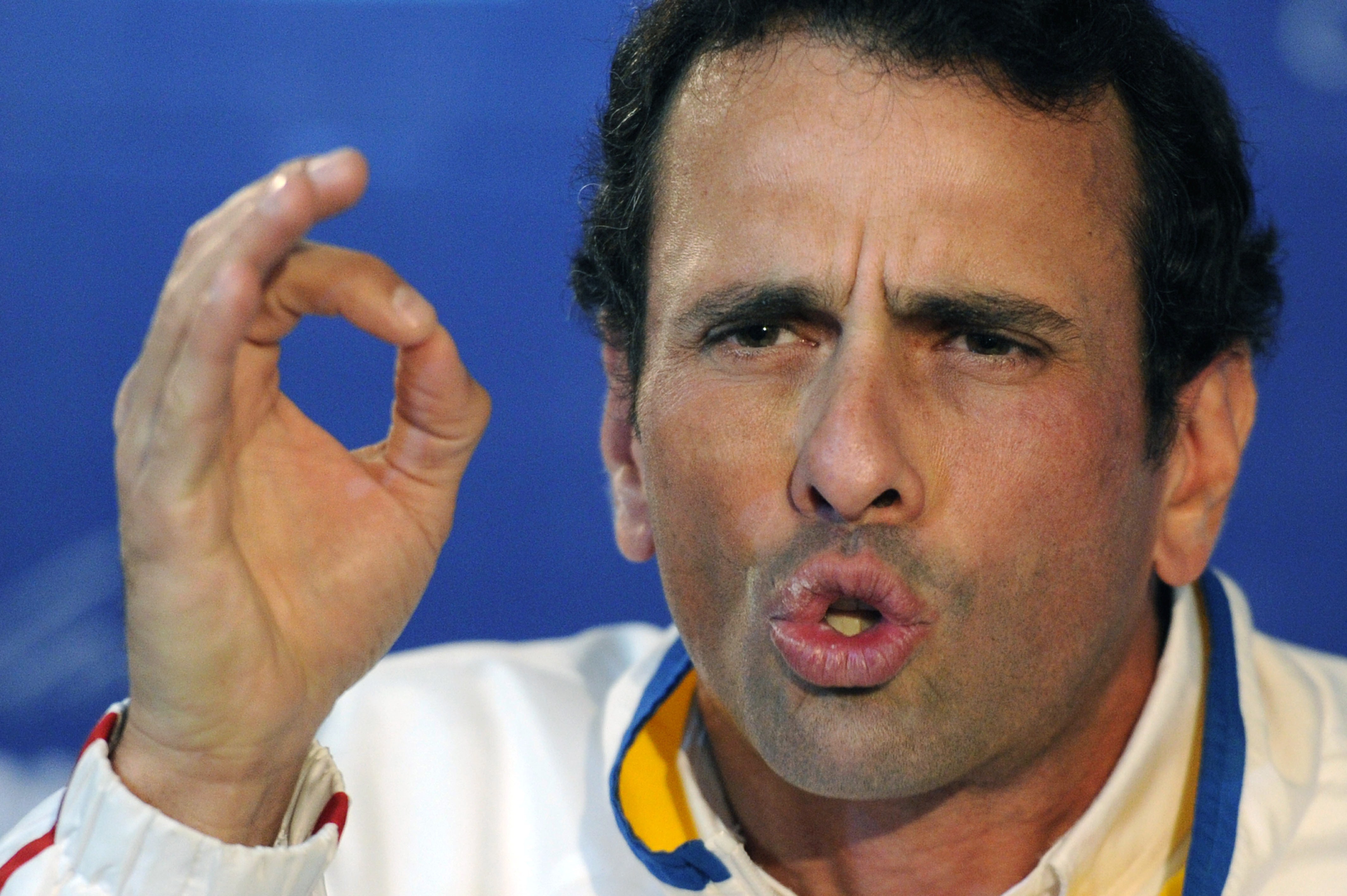 El opositor Henrique Capriles Radonski, durante la rueda de prensa hoy en Caracas