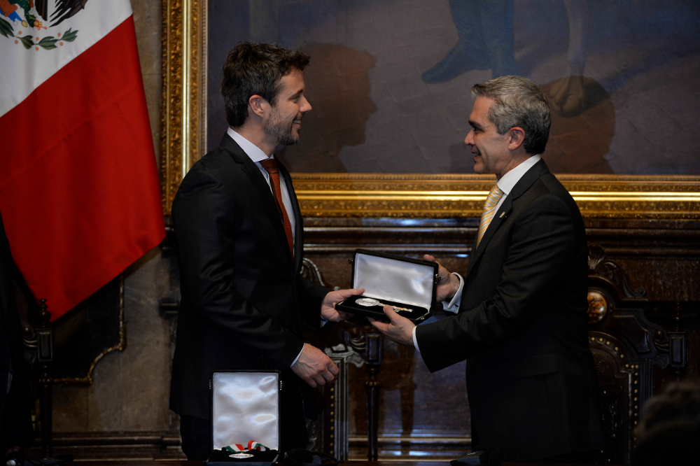 El príncipe Federico de Dinamarca recibe las llaves de la Ciudad de México.
