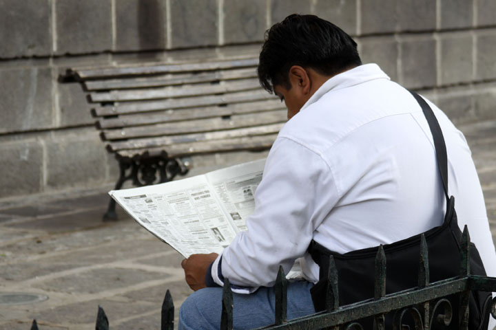 Un hombre busca ofertas de empleo en el periódico.