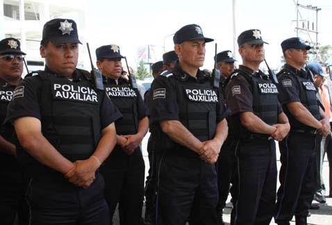 Agentes de la Policía Auxiliar.