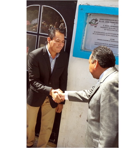 Alcalde recibe documentación. 