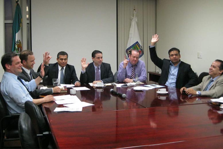 Siete de los 11 integrantes de la Comisión de Legislación y Puntos Constitucionales durante la sesión de ayer.
