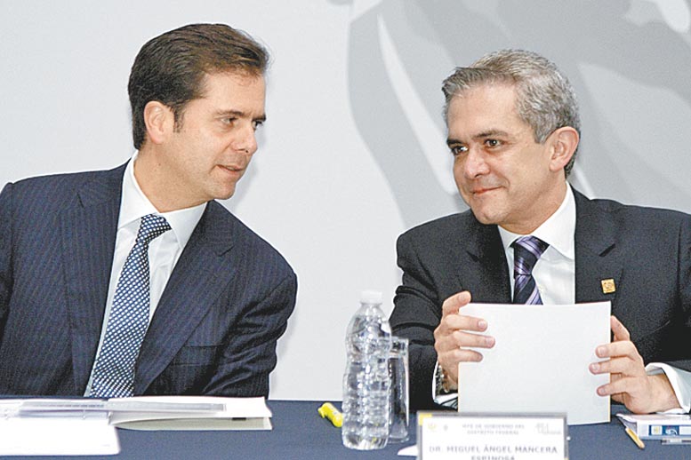 Javier Arrigunaga, presidente de la ABM, con el jefe del GDF.