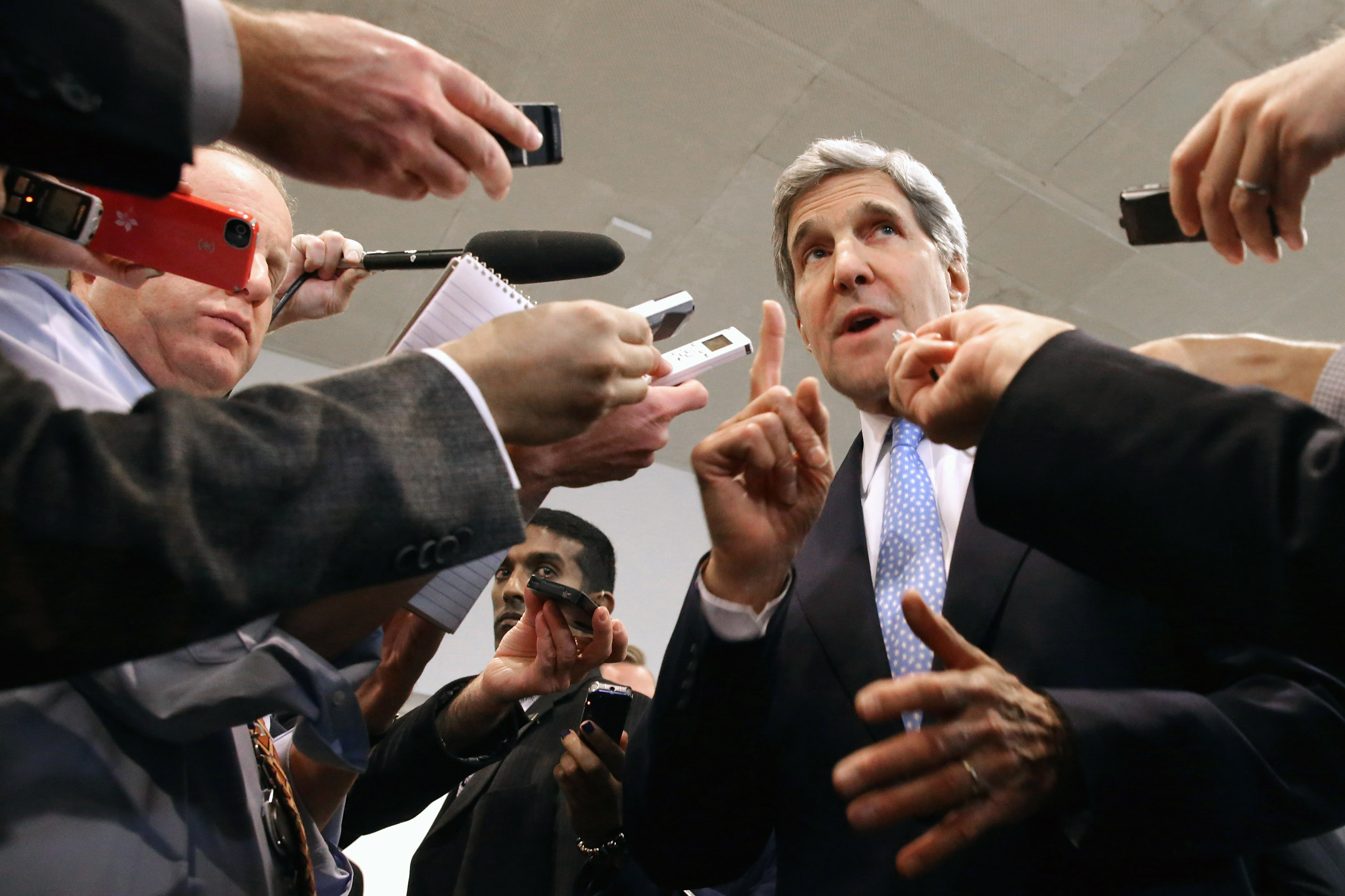 John Kerry habla con los medios antes de declarar ante un comité del Senado