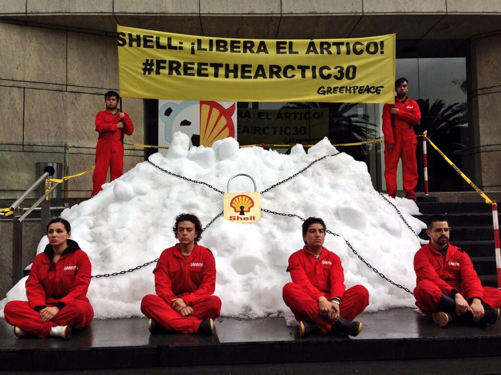Protesta Greenpeace frente a oficinas de Shell