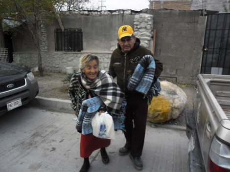 Secretaría de Desarrollo Social del estado entregó en Ciudad Juárez más de 10 mil cobijas a adultos mayores, personas con discapacidad, entre otros.