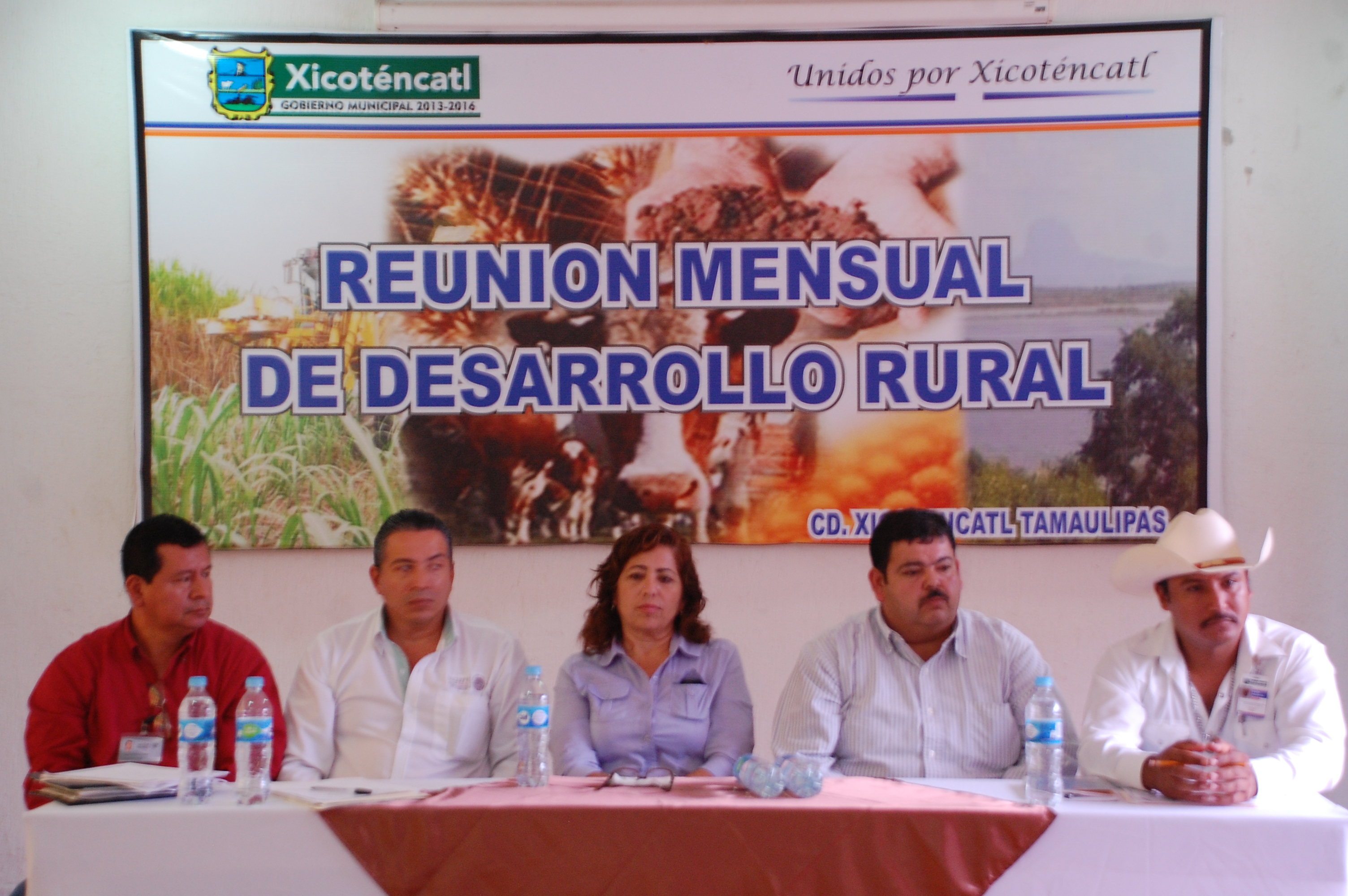 Autoridades municipales y jefes de Cader estuvieron presentes en la reunión.