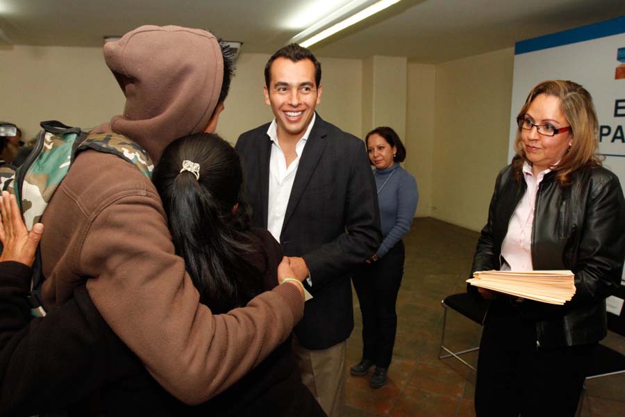 Jovenes se reencuentras con sus familias