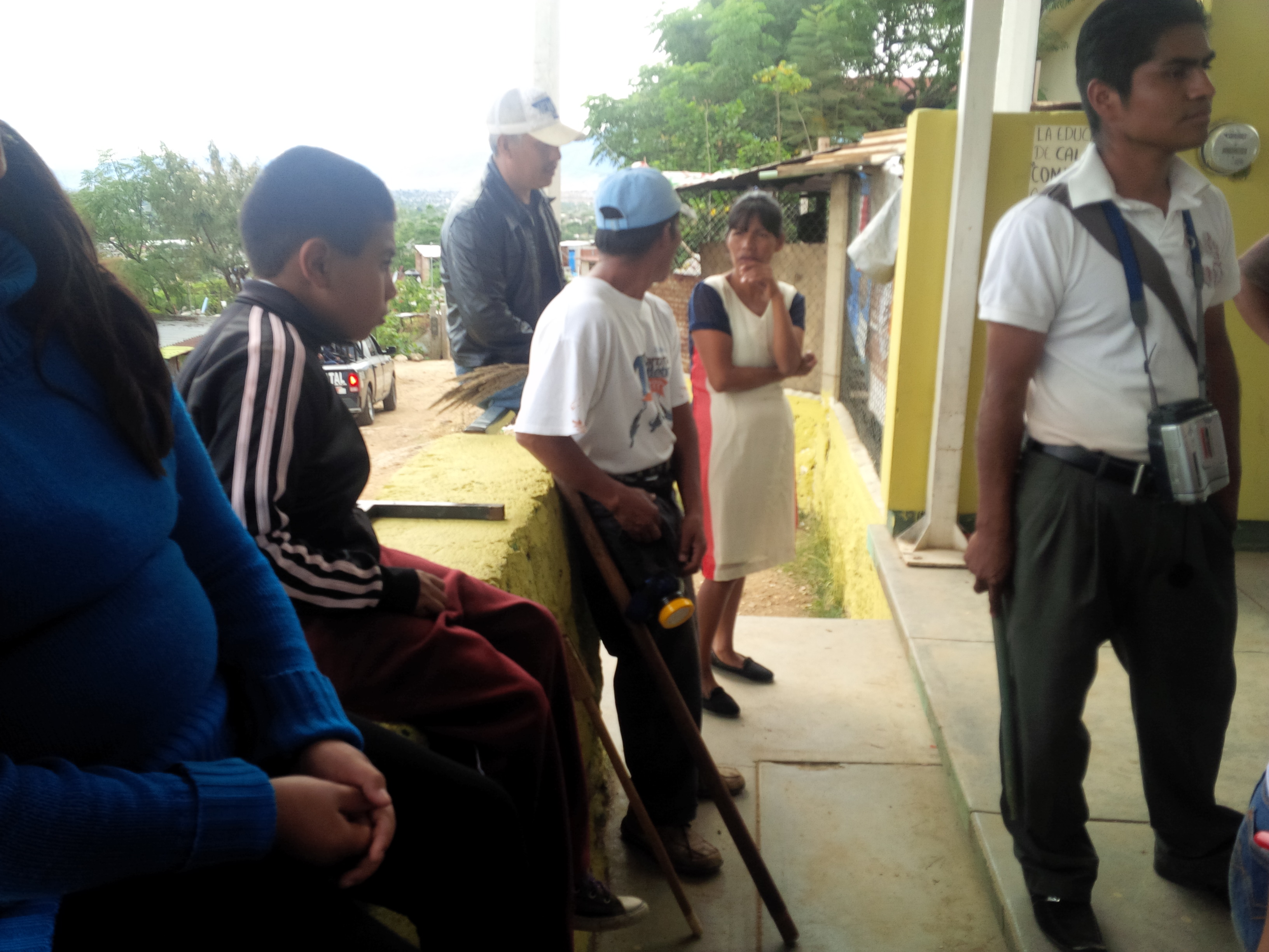 Los padres de familia tienen palos para recibir a los maestros