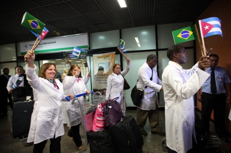 Médicos cubanos a su llegada al aeropuerto de Brasilia