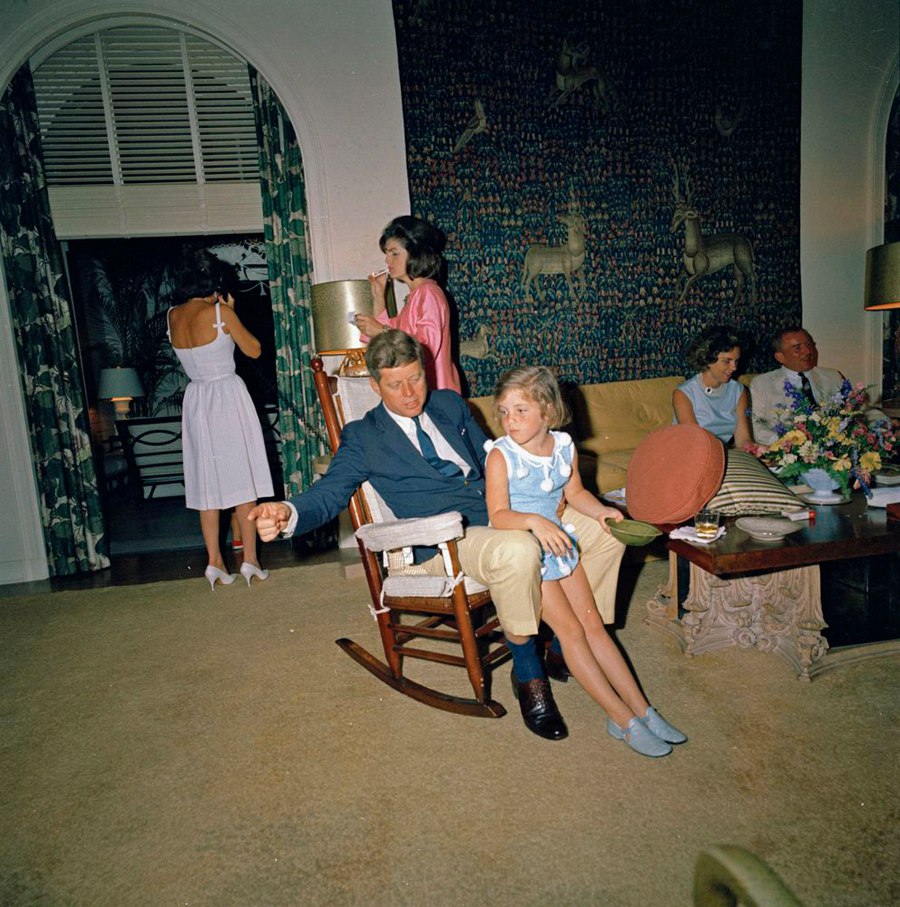 El presidente estadunidense con su hija Caroline en las piernas y su esposa Jackie al fondo con un cigarrillo durante las fiestas de Pascua en abril d