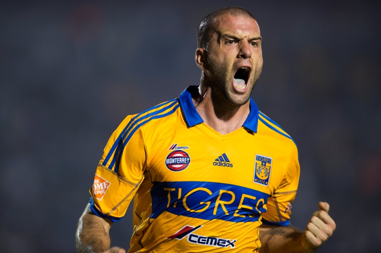 Emanuel Villa celebrando 