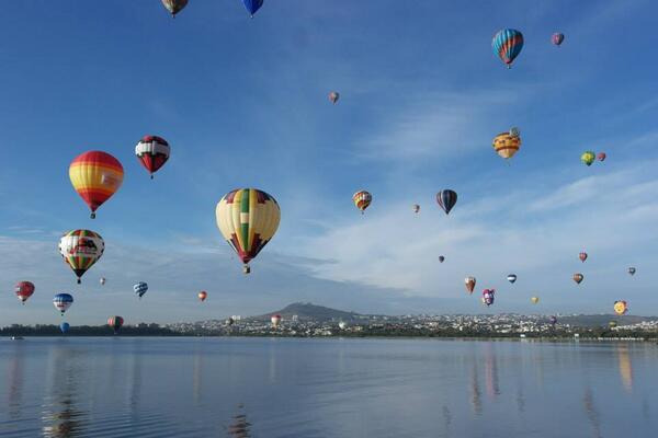 El Festival Internacional del Globo es una exhibición de globos aerostaticos de diversos tamaños, colore y formas