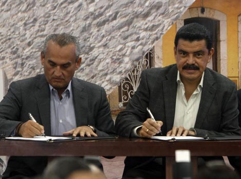 Héctor Martín Gómez Barraza, director general de Fonatur y el gobernador Francisco Olvera Ruiz ayer en Pachuca.