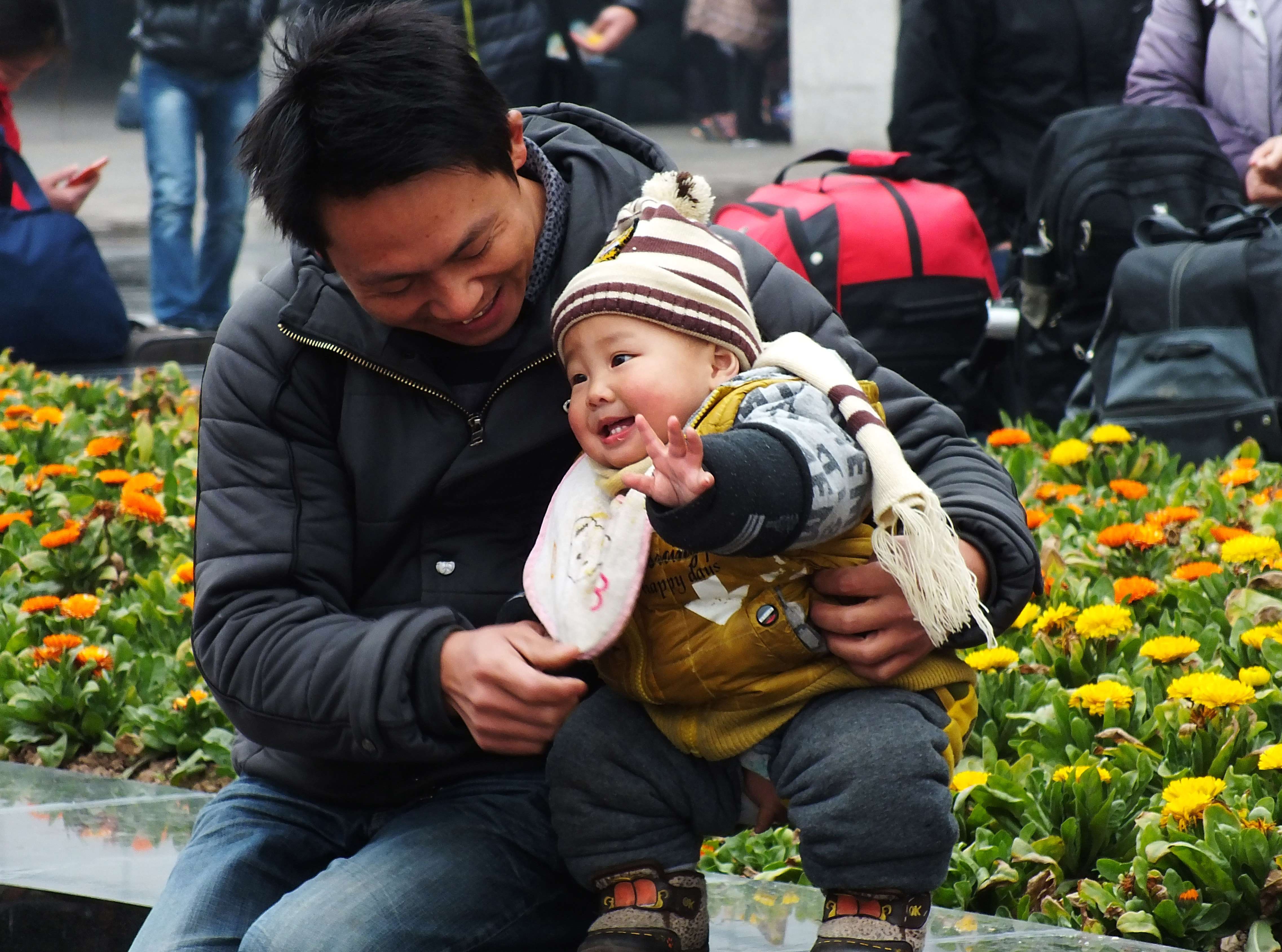 Un hombre juega con su hijo en un parque en Yichang, en la provincia central china de Hubei
