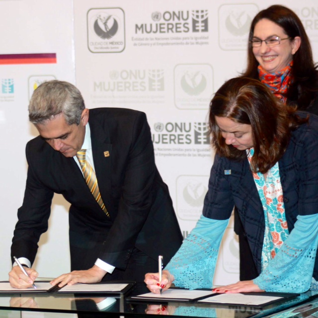 El jefe de Gobierno del Distrito Federal, Miguel Ángel Mancera, y la directora regional de la ONU Mujeres para las Américas y el Caribe, Moni Pizani, 