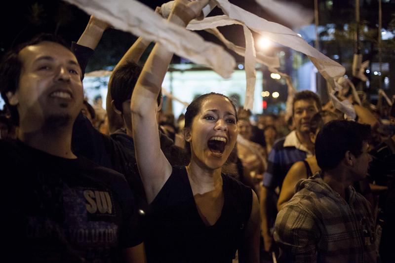 Miles de personas marchan hoy por el centro de Asunción con rollos de papel higiénico para "limpiar" el Congreso de corrupción
