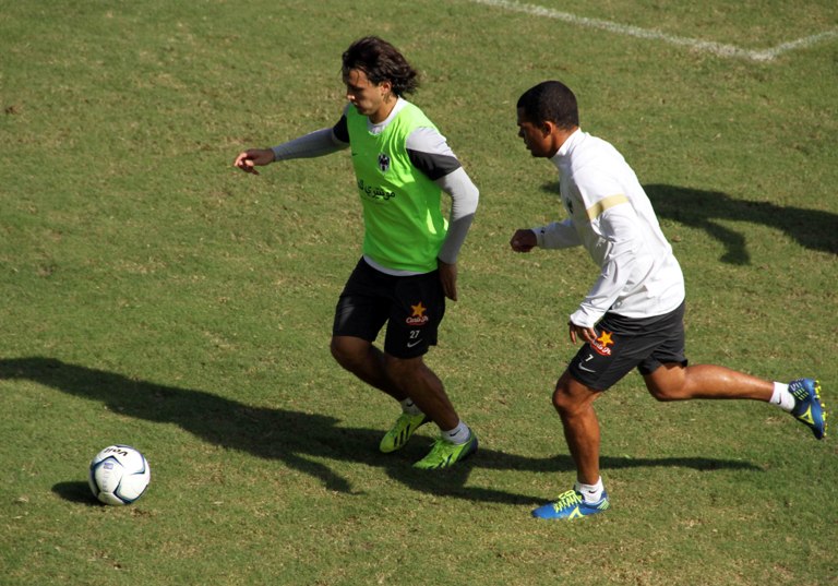 Omar Arellano en el entrenamiento de Rayados