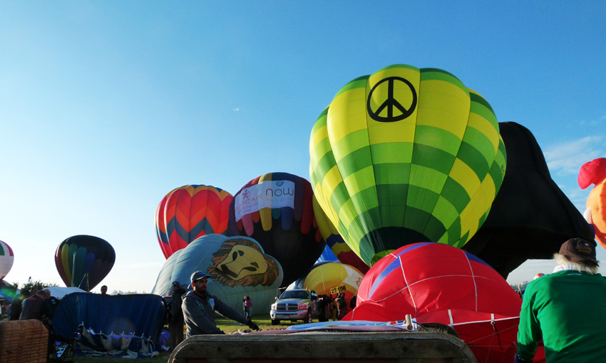Los asistentes tomaban fotografías al momento de que los globos se elevaban al aire .