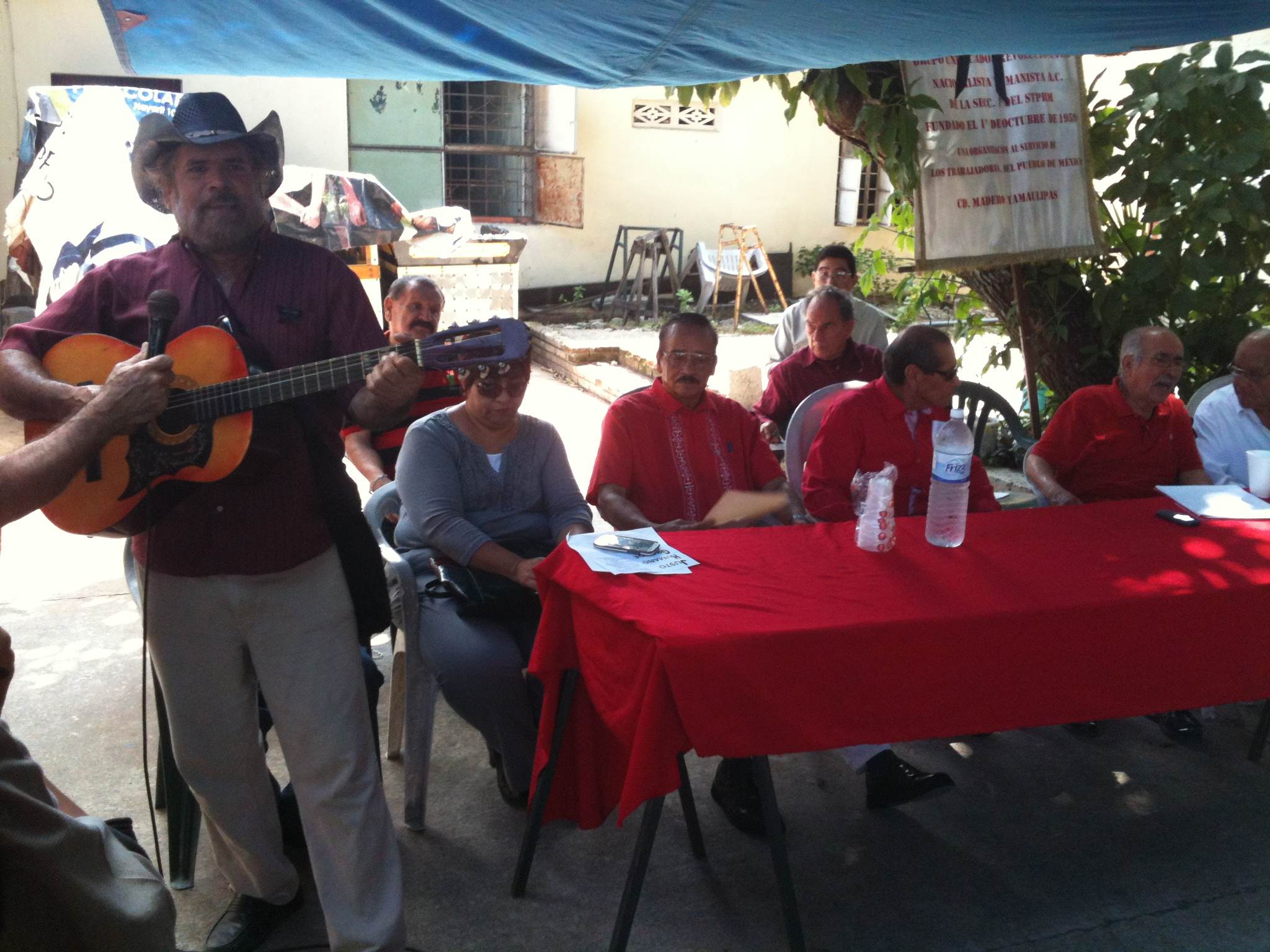 Ex petroleros realizan homenaje.