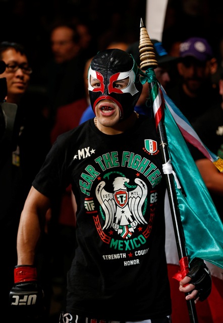 Pérez portó una másacara de luchador 