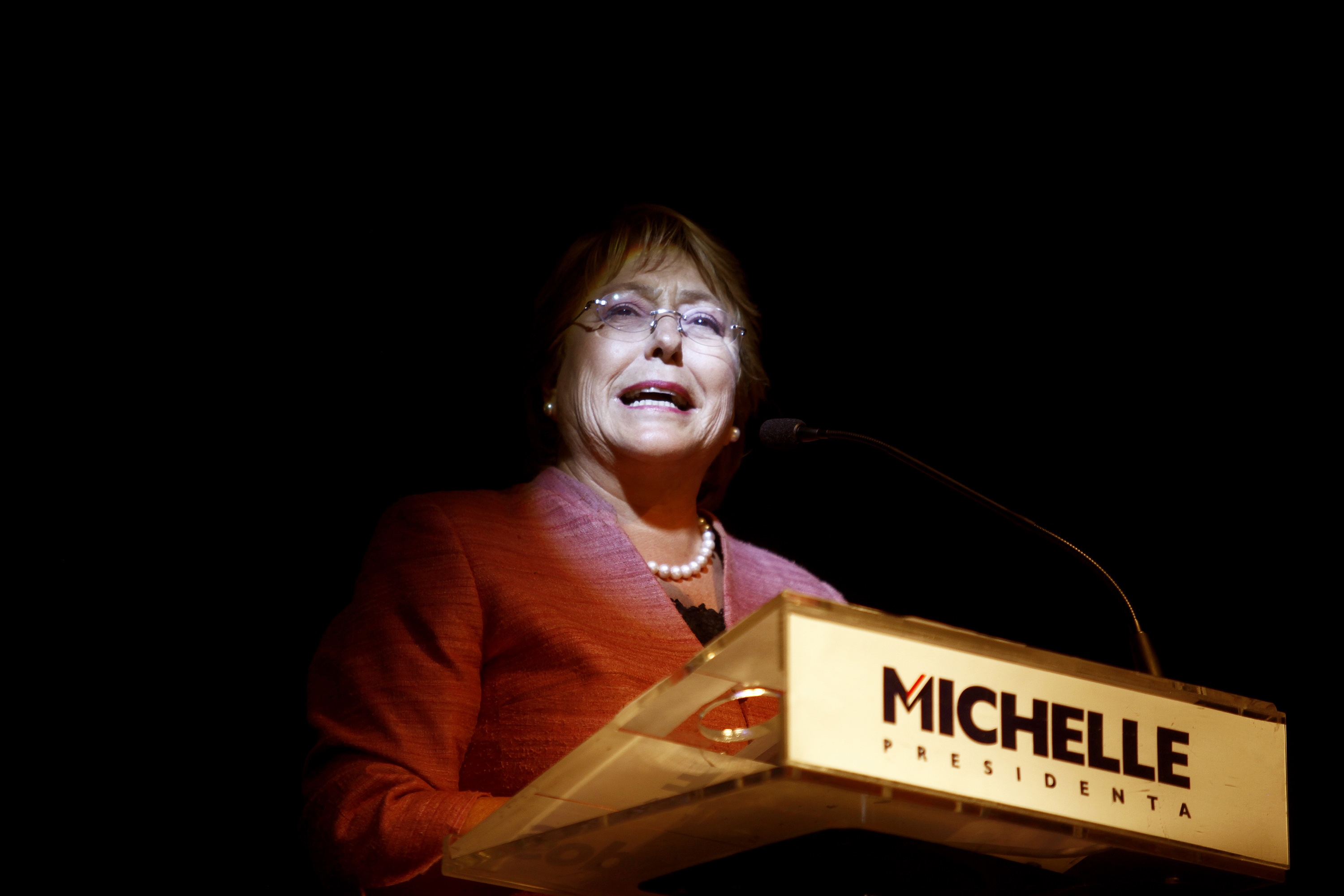 Michelle Bachelet se dirige a sus seguidores en Santiago tras confirmarse su triunfo en la primera vuelta de las elecciones