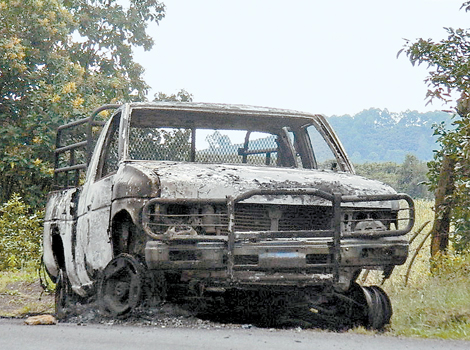 Uno de los dos vehículos que fueron incinerados por los grupos armados.