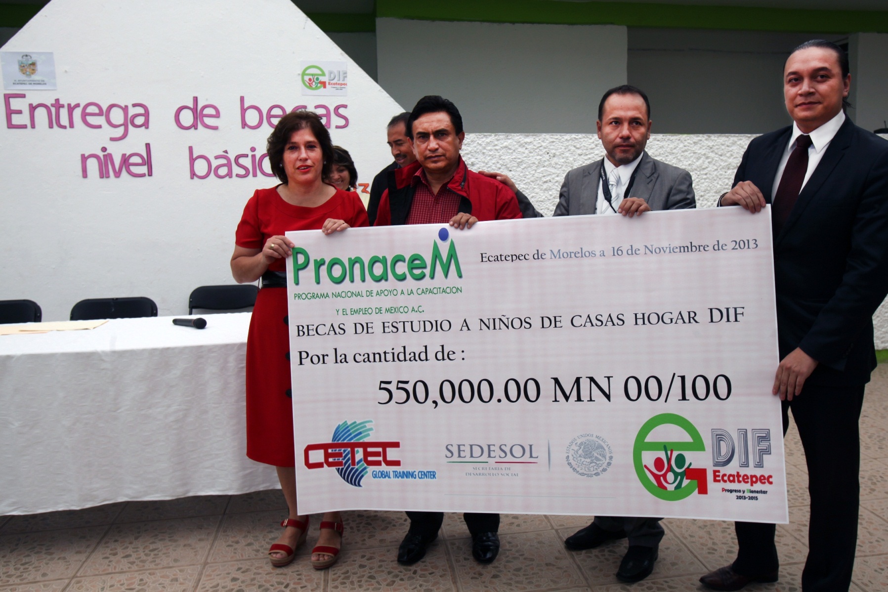 Verónica Guiscafré recibió la entrega simbólica de un cheque en apoyo a la educación.
