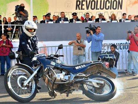 Elementos de la Policía y Tránsito Municipal realizan acrobacias.