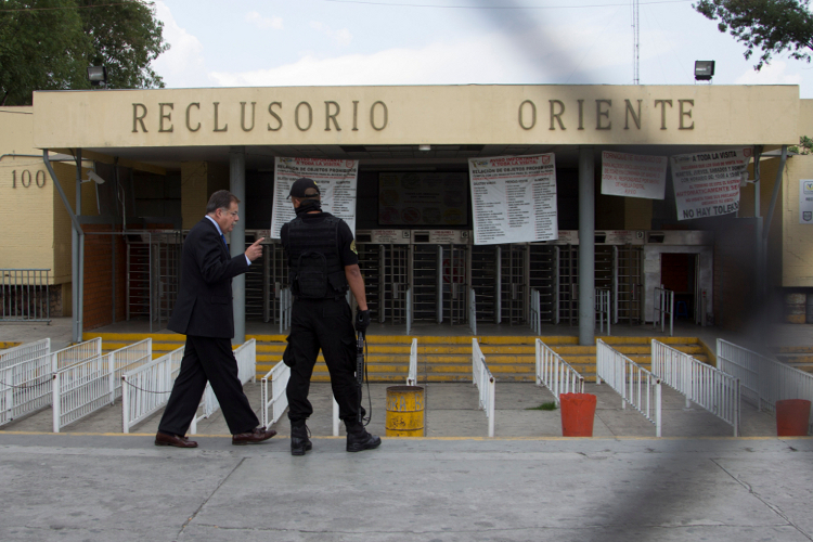 Los familiares y abogados de los internos de ese penal denunciaron el proceder corrupto de los empleados de la aduana.
