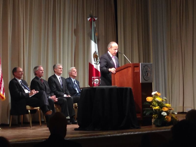 Felipe Calderón recibe el premio Liderazgo en las Américas
